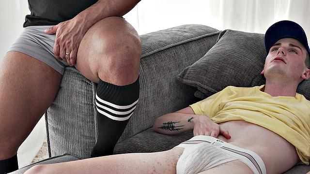 Massive tattooed daddy barebacked by 21yo top twink