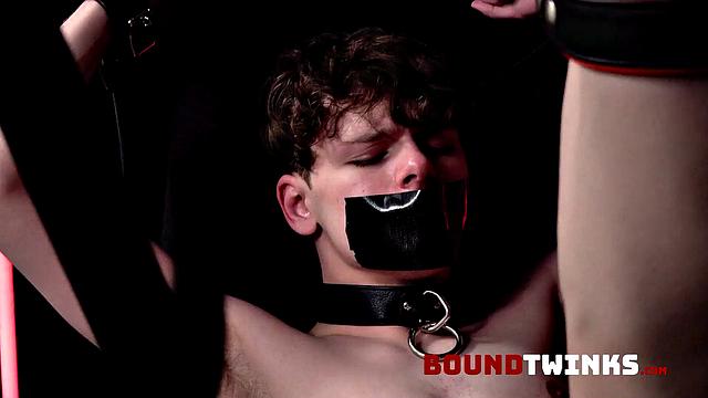 Тайлер связывает Итана и жестко трахает в жопу