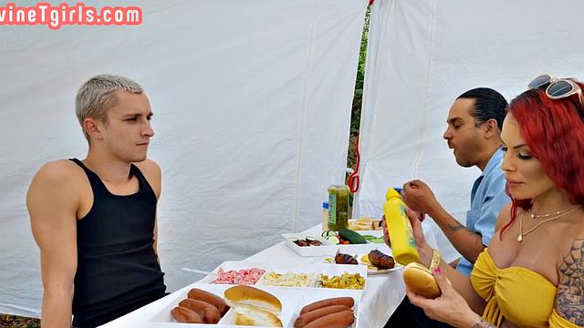 зрелая рыжая транса кайфует от римминга и жёсткого траха на кухне