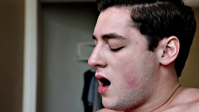 Muscled guys sucking and breeding in threeway for cum