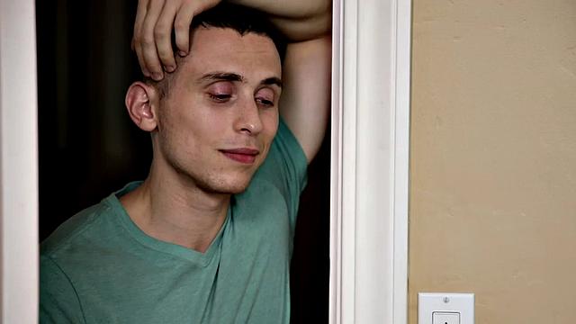 Muscled guys sucking and breeding in threeway for cum