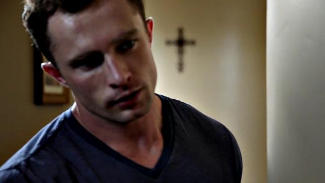 Muscled guys sucking and breeding in threeway for cum