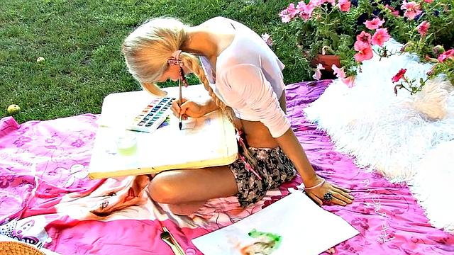 блондинка Кэти-художница предпочитает рисовать пальцами по своей киске