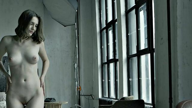 Solo petite nympho bae enjoys showing titties