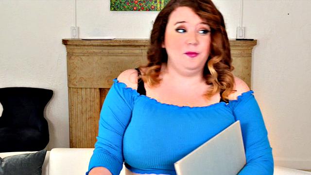 пышная блондинка космия медленно ласкает себя на камеру