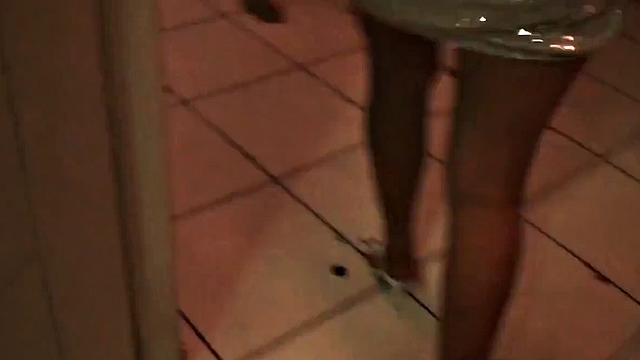 Азиатка с аппетитной попкой трахается раком и получает шлепки