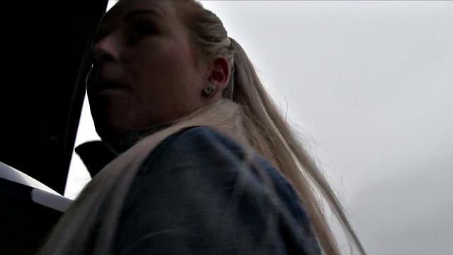 блондинка-любительница сосёт в машине и трахается на улице