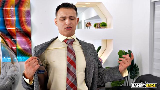 Johnny Love раздевается перед подругой мамы и трахается с Money Birdette в гостиной.