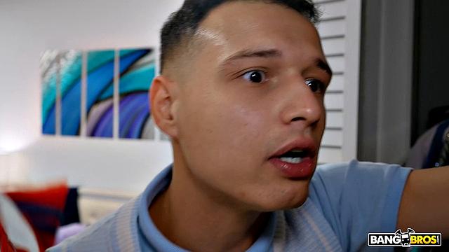 Johnny Love раздевается перед подругой мамы и трахается с Money Birdette в гостиной.