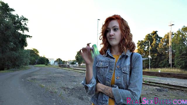 Рыжая в очках дала незнакомцу на улице за деньги, едва сдерживая стоны удовольствия.