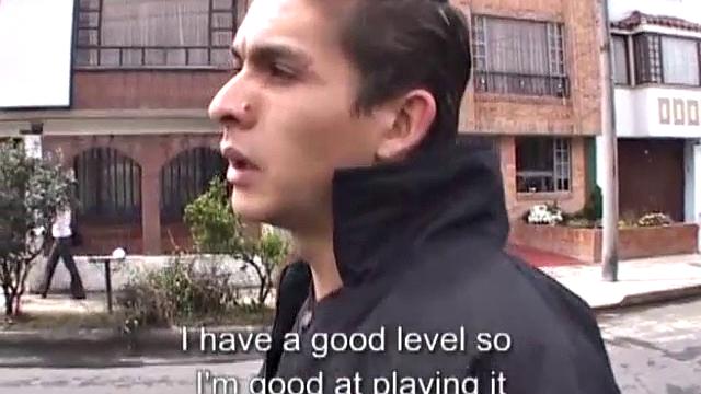 Дейвис шутит с большим членом и ловко пальчиками пробует киску