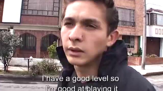 Дейвис шутит с большим членом и ловко пальчиками пробует киску