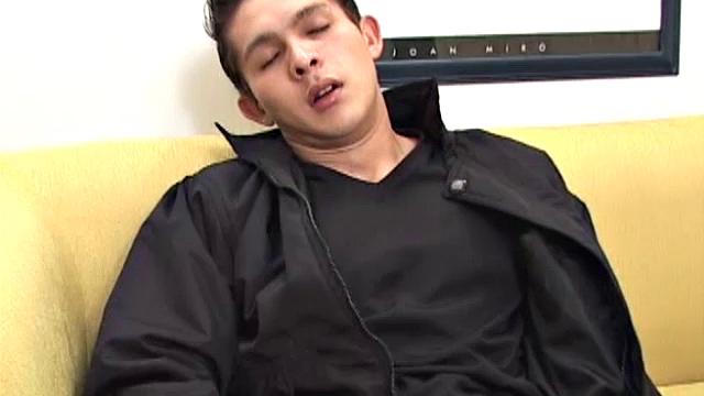 Дейвис шутит с большим членом и ловко пальчиками пробует киску