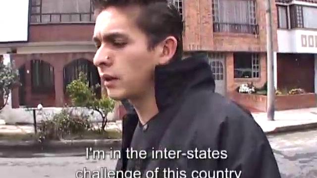 Дейвис шутит с большим членом и ловко пальчиками пробует киску