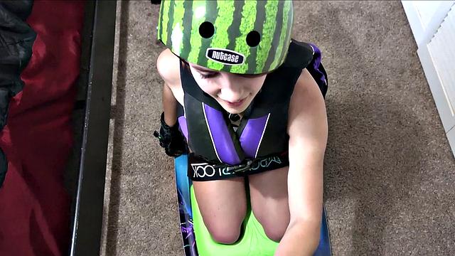 Натали Поркман с жадностью берет в рот толстый член Брайана и ловит каждую каплю спермы