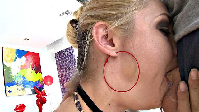 Sarah Vandella, Back with a Vengeance