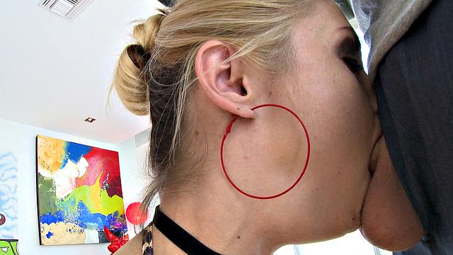 Сара Ванделла возвращается и жаждет грубого анала