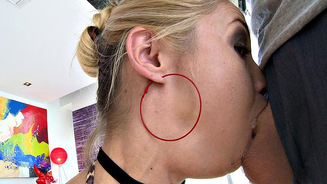 Сара Ванделла возвращается и жаждет грубого анала