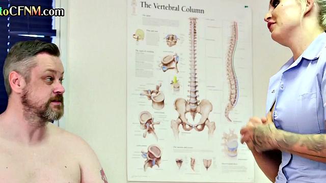 взрослые медсестры в форме дрочат маленький член в фемдом сцене