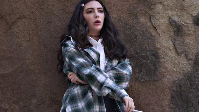 Tattooed lesbian seduces petite before eating her out