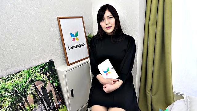 Манами Такашима вместо лекций практикует минет и кончает не хуже профи