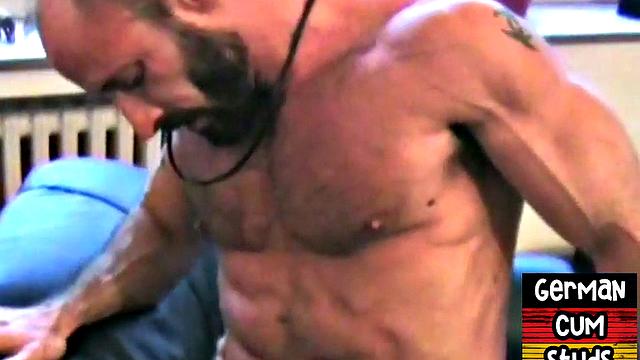 German muscled daddy fucks bottom in homemade closeup