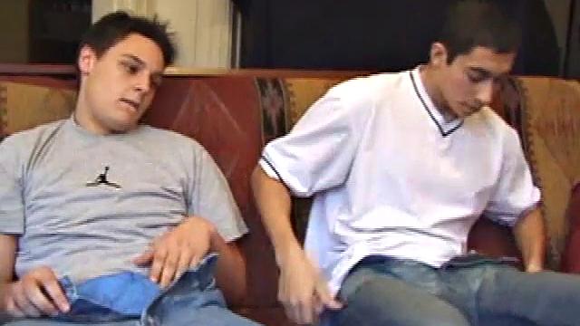 Ганнер и Леви по очереди отсасывают и заливают все спермой