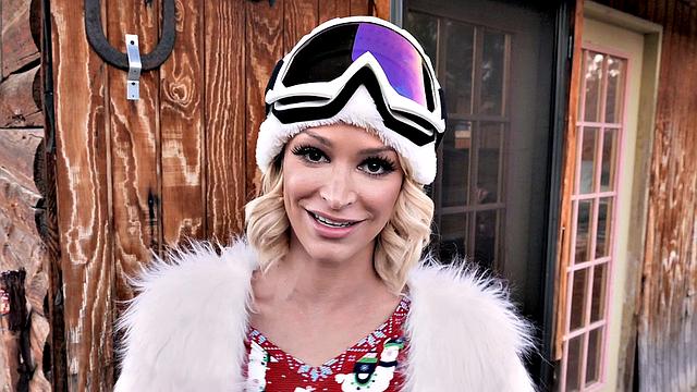 горячая тетка раздевается на морозе и получает густой конч в спальне