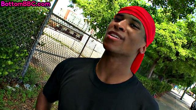 Чёрный качок клянётся, что натурал, но сосёт со вкусом