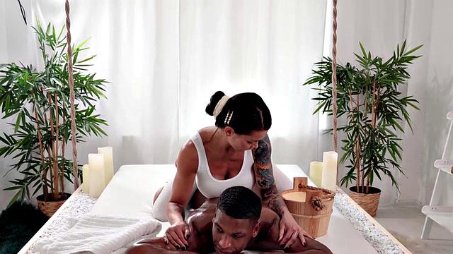 Massaging Bigtitted Milf Seudces Bbc After Massage