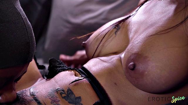 Темнокожий любовник жестко ебет Полли Понс и кончает ей в киску, она кайфует от большой черной палки и мощного оргазма.