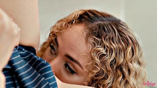 Clea Gaultier и Geishakyd залипли письками друг к другу в туалете и кончили вместе, пока никто не увидел их шалости.