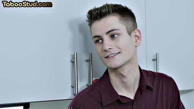 офисный подкачанный мальчик соблазняет начальника на жёсткий анал