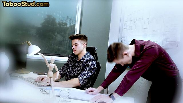 офисный подкачанный мальчик соблазняет начальника на жёсткий анал