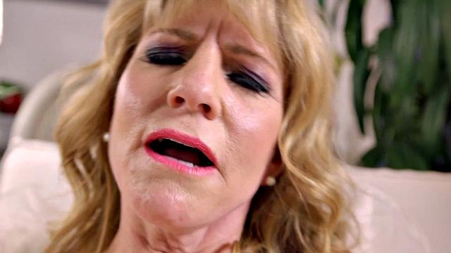 Deep-fingering mother of three