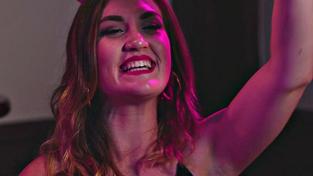 невеста разносит стриптизершу на девичнике, подруги в шоке