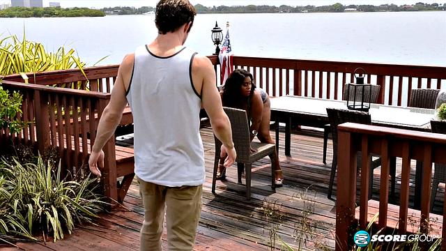 Сиськи прыгают, попа сверкает, а смех на заднем плане