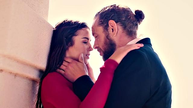 страстная брюнетка стонет от глубокого секса на свежем воздухе