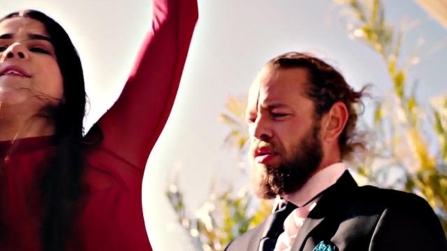 страстная брюнетка стонет от глубокого секса на свежем воздухе