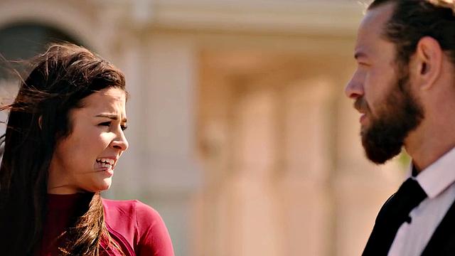 страстная брюнетка стонет от глубокого секса на свежем воздухе