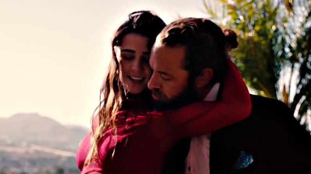 страстная брюнетка стонет от глубокого секса на свежем воздухе