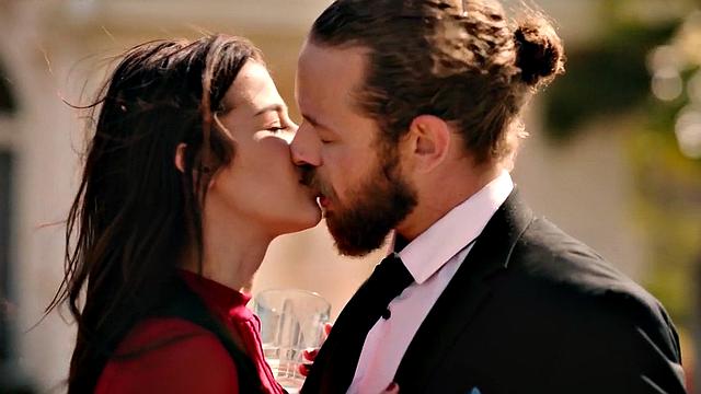 страстная брюнетка стонет от глубокого секса на свежем воздухе