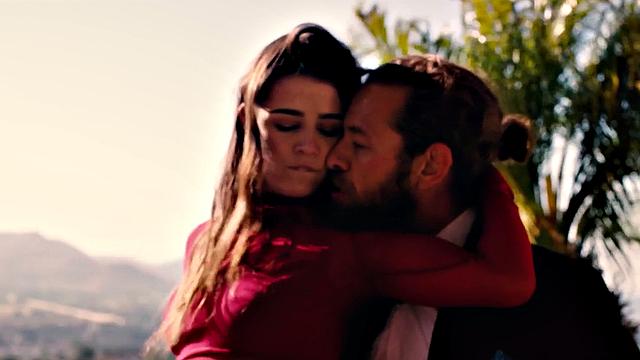 страстная брюнетка стонет от глубокого секса на свежем воздухе