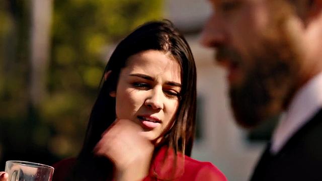 страстная брюнетка стонет от глубокого секса на свежем воздухе