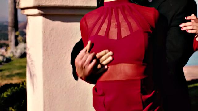 страстная брюнетка стонет от глубокого секса на свежем воздухе