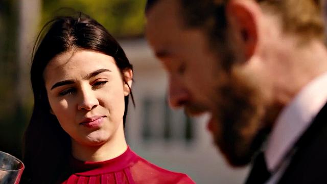 страстная брюнетка стонет от глубокого секса на свежем воздухе