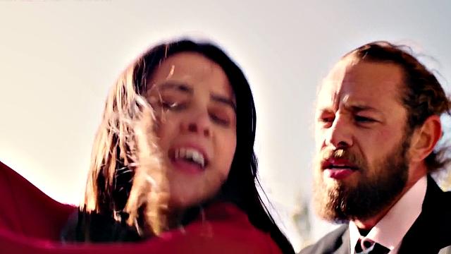 страстная брюнетка стонет от глубокого секса на свежем воздухе