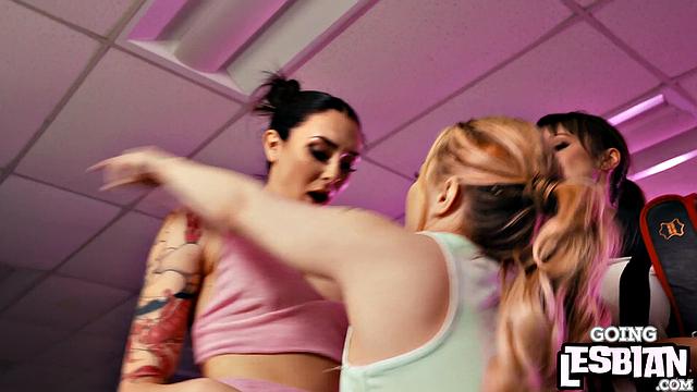 Tiny 21yo babe licked by Lesbo slut