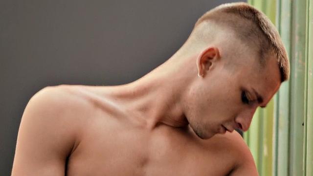 Muscled tattooed jock smashing bottom stud BJ