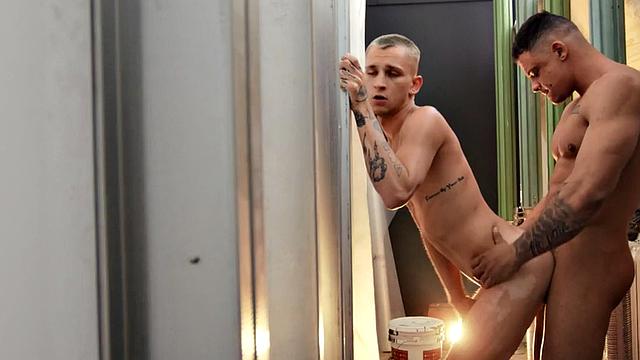 Muscled tattooed jock smashing bottom stud BJ